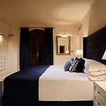 18 Suits Chalet Puerto Banus