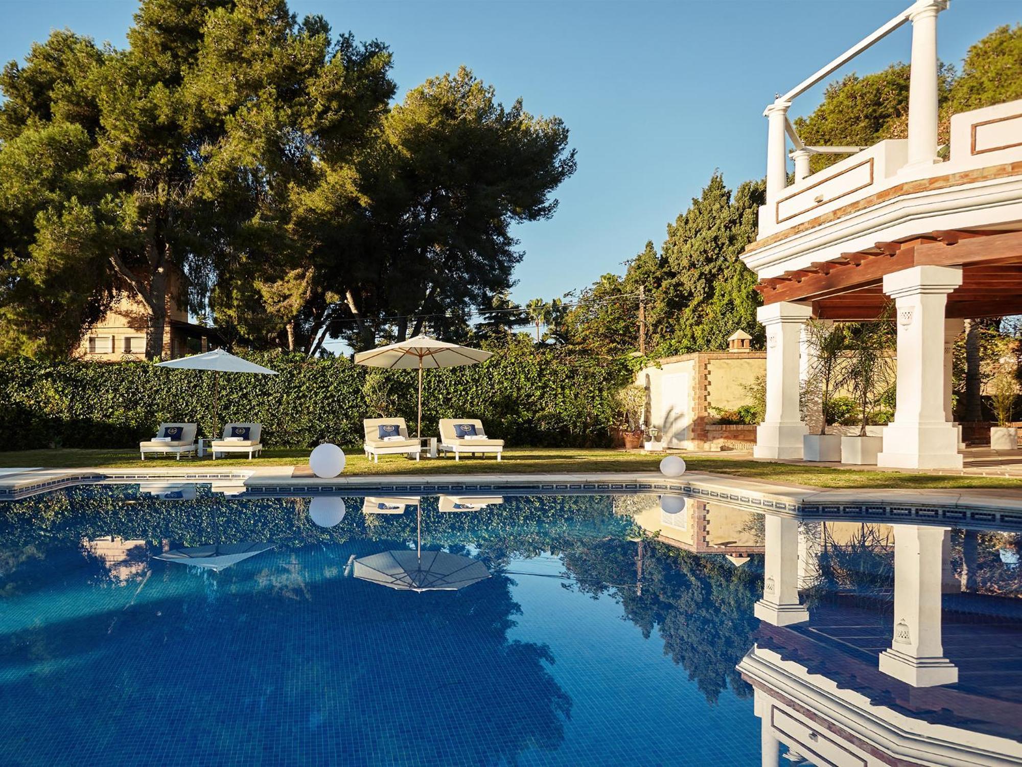 18 Suits Chalet Puerto Banus Marbella