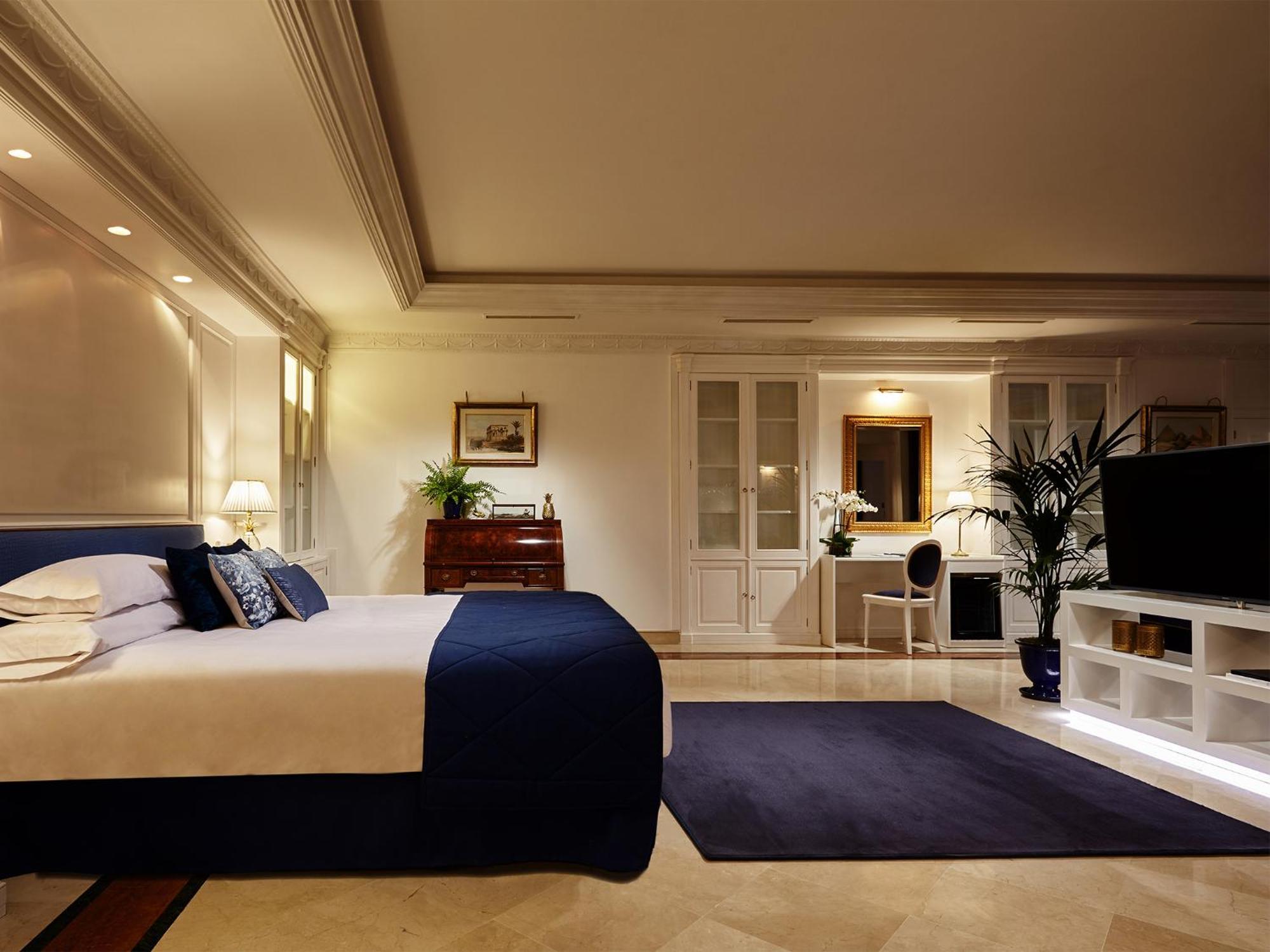 18 Suits Chalet Puerto Banus Marbella