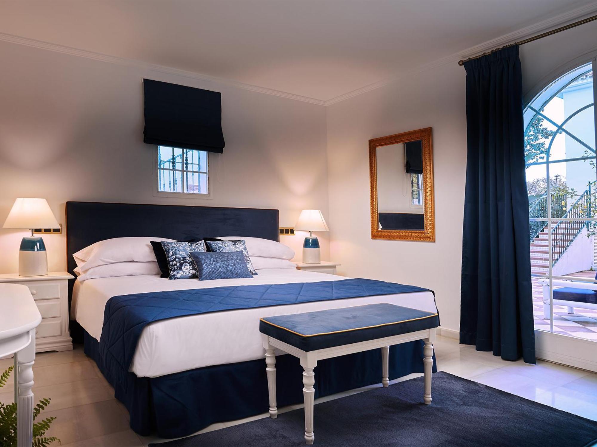 18 Suits Chalet Puerto Banus Marbella