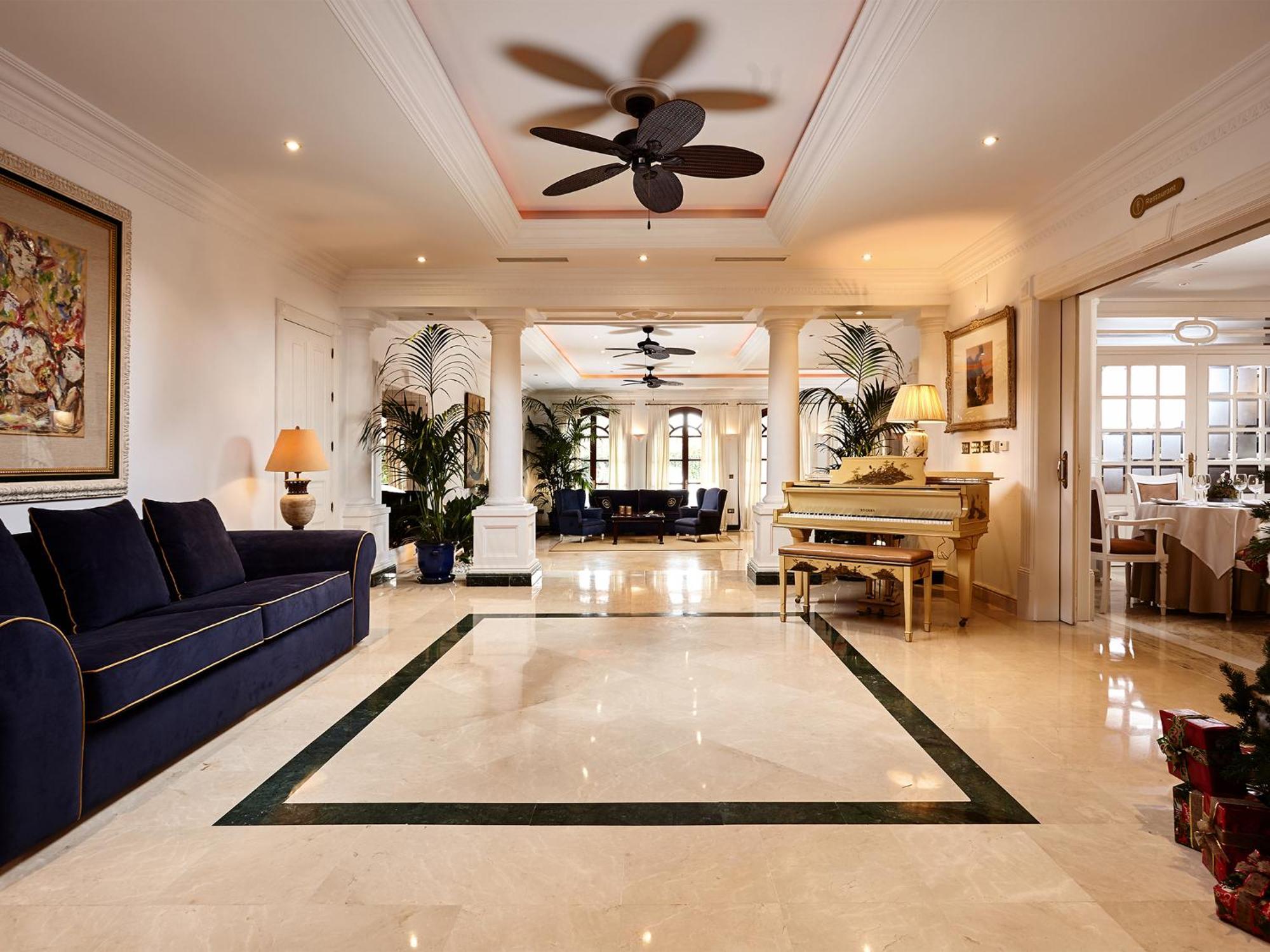 18 Suits Chalet Puerto Banus