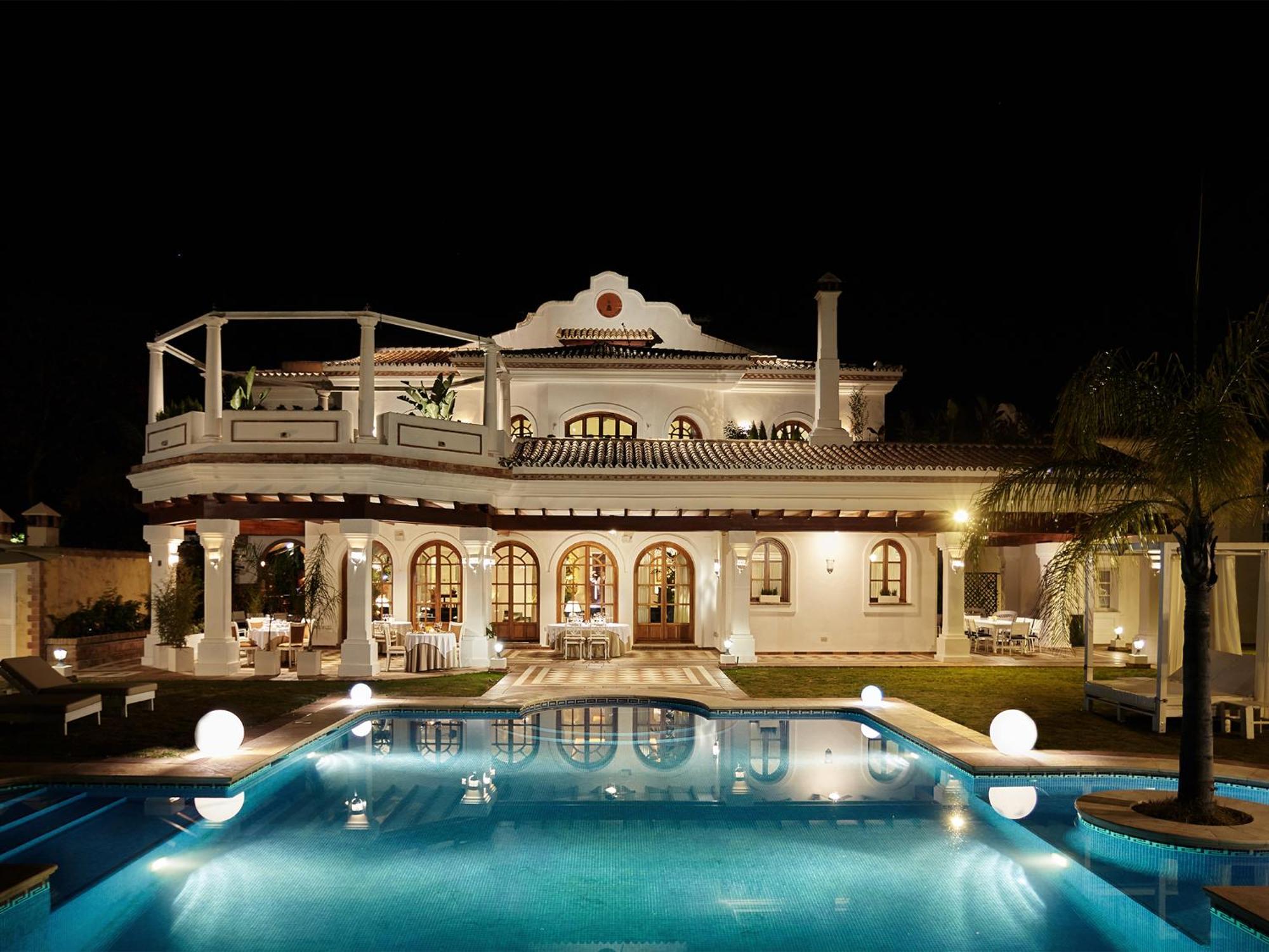 18 Suits Chalet Puerto Banus Marbella