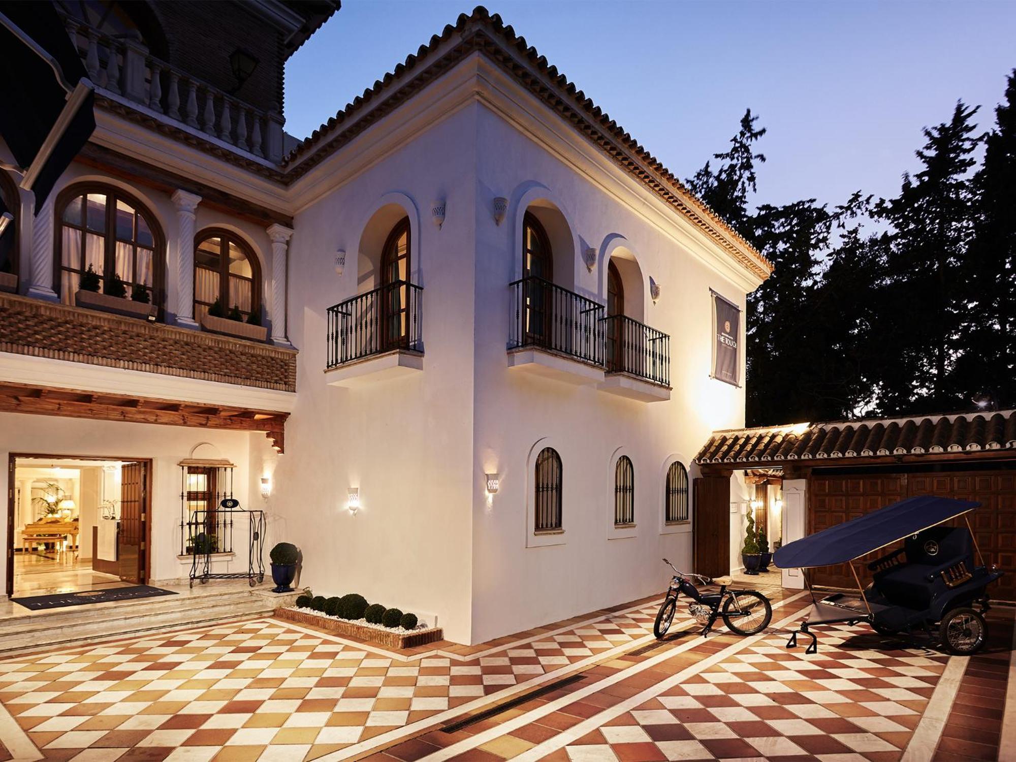 18 Suits Chalet Puerto Banus *