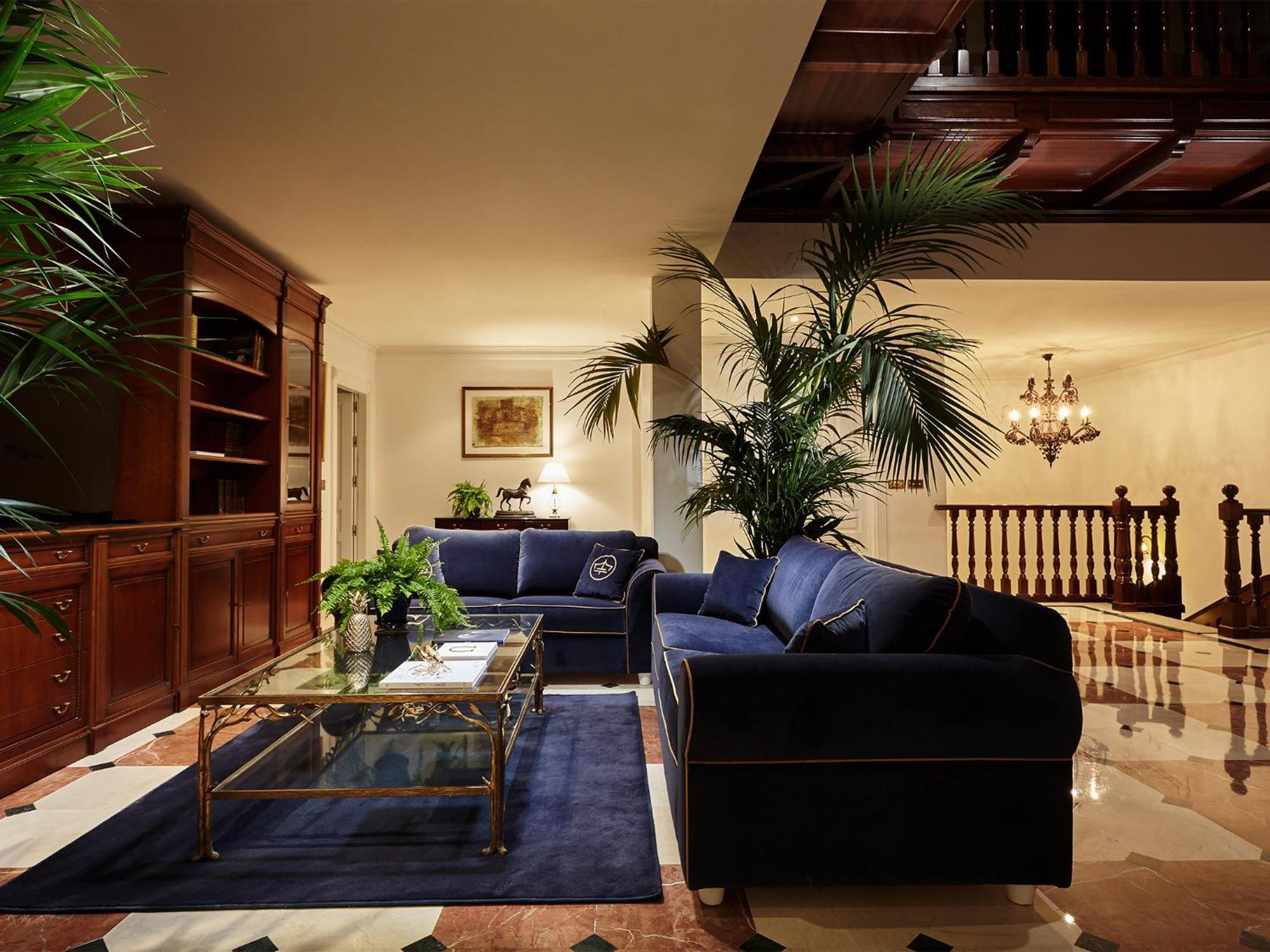 18 Suits Chalet Puerto Banus *