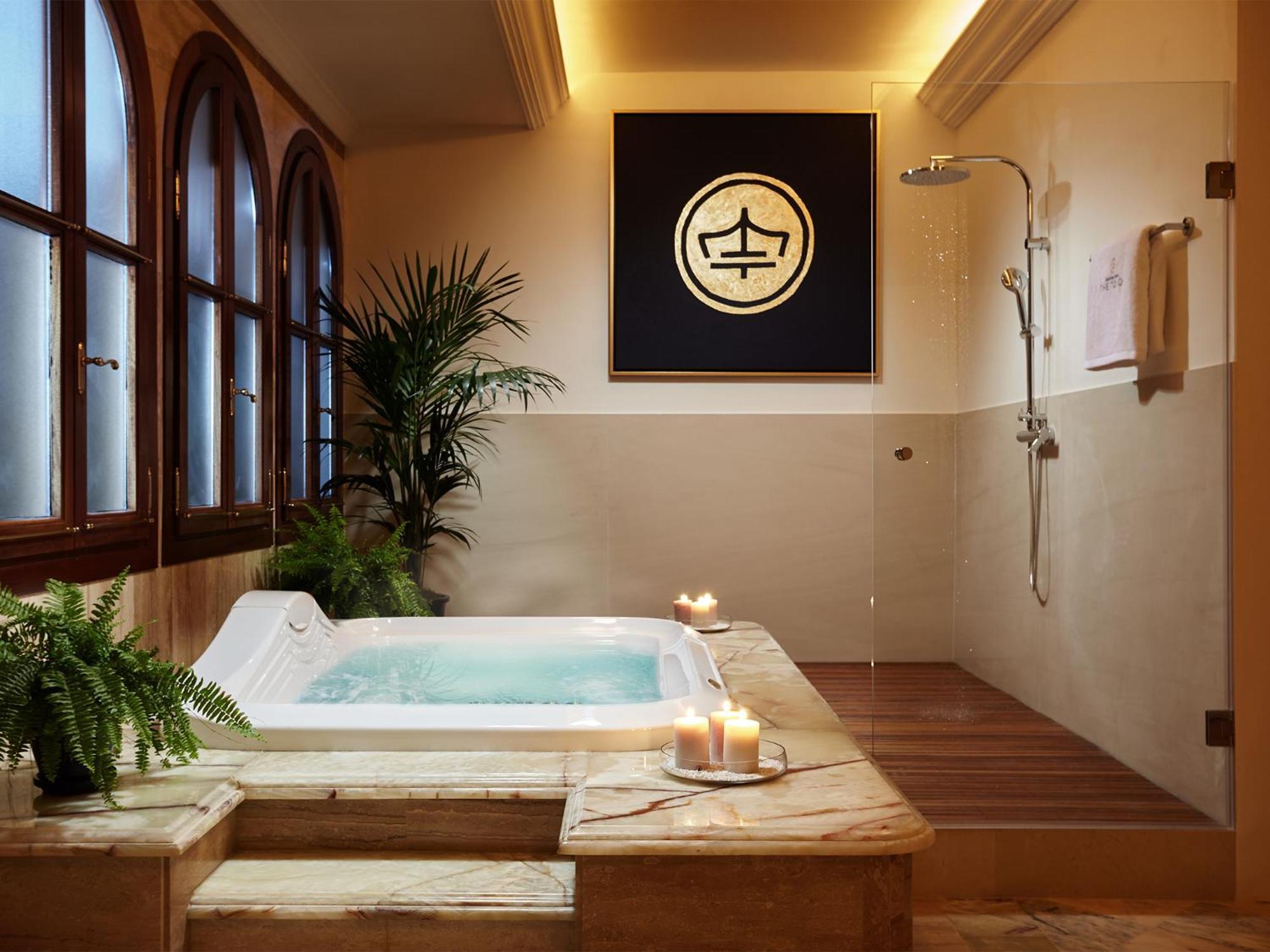 18 Suits Chalet Puerto Banus Marbella
