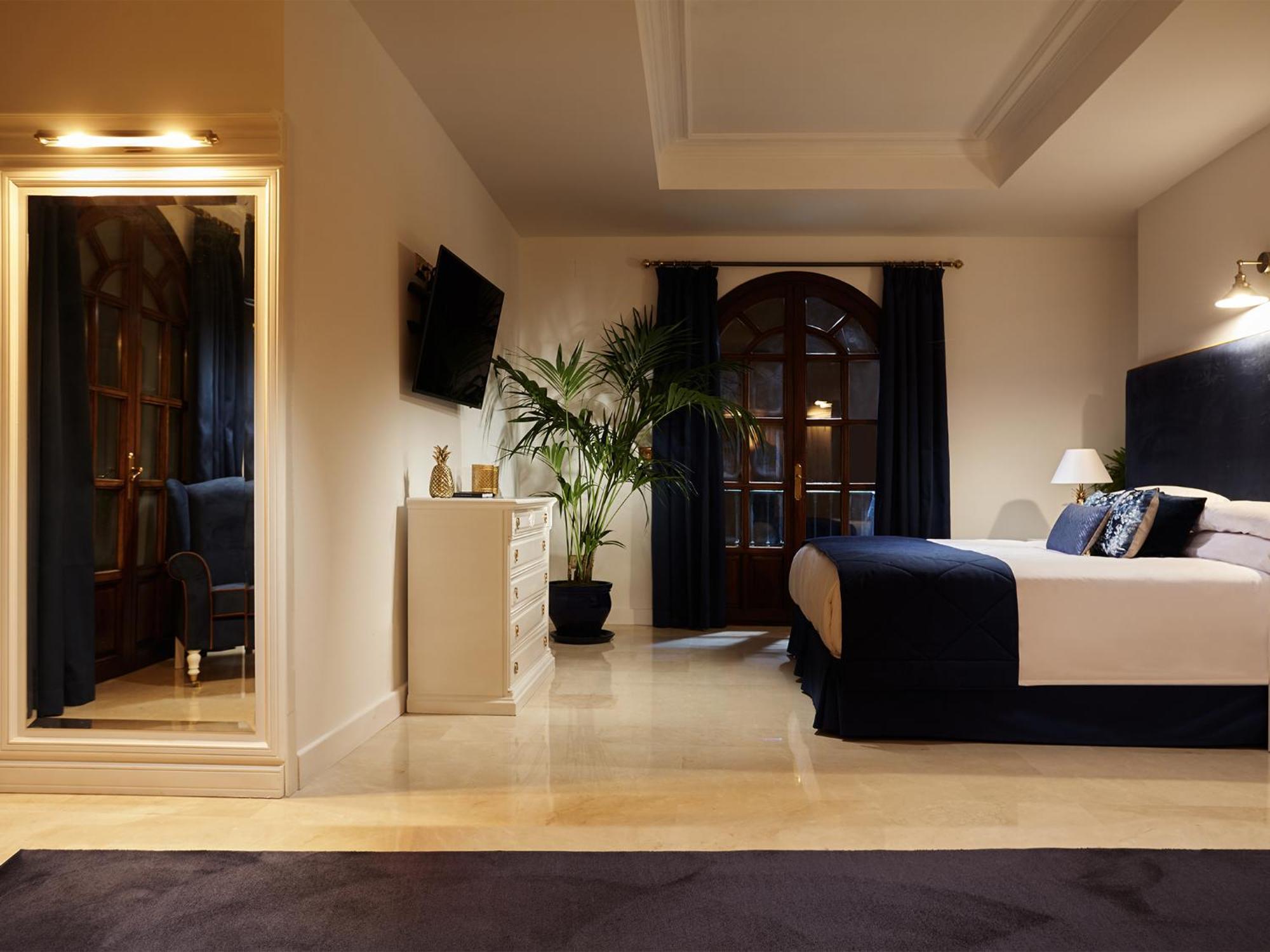 18 Suits Chalet Puerto Banus