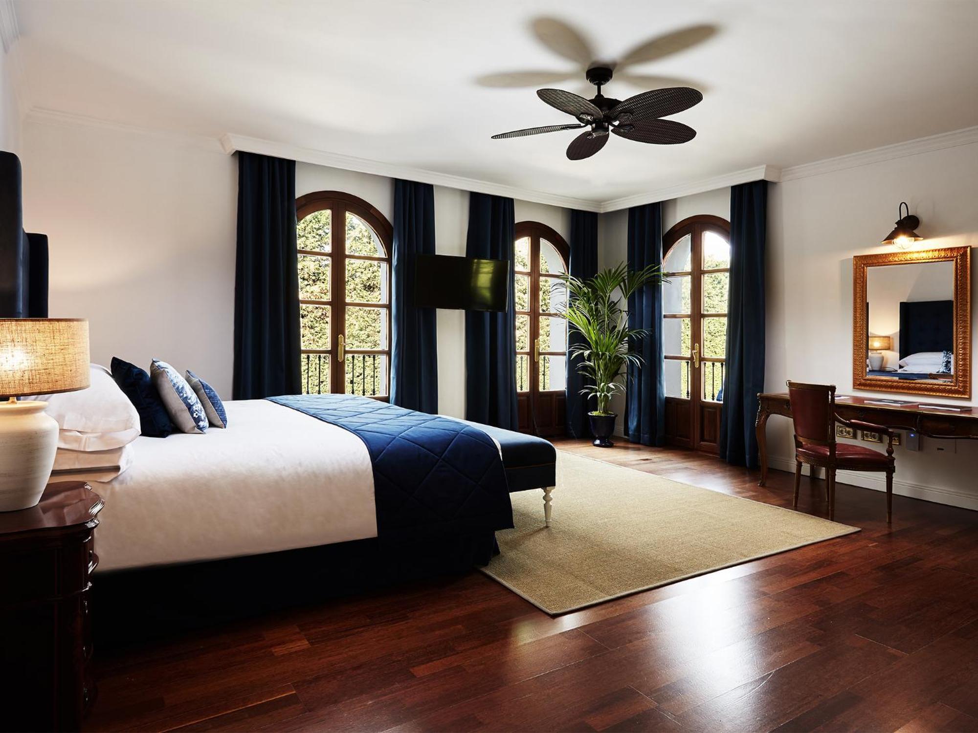 18 Suits Chalet Puerto Banus Marbella
