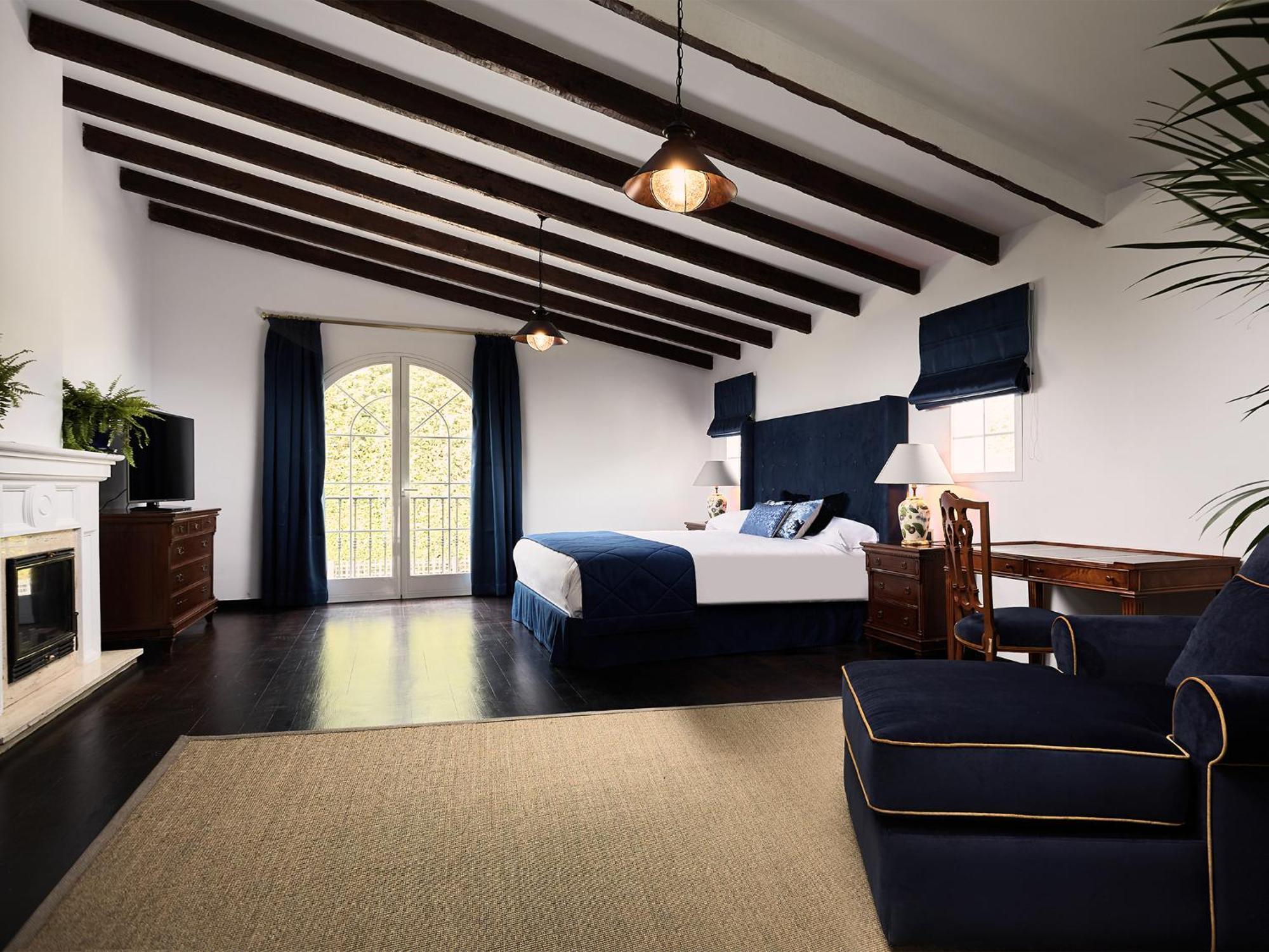 18 Suits Chalet Puerto Banus Marbella