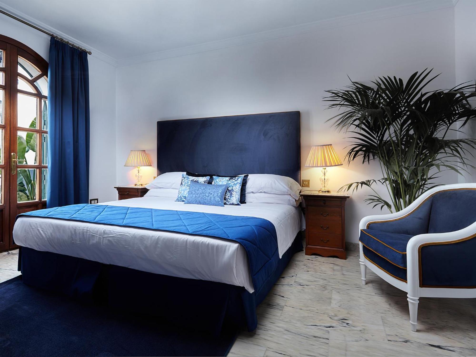 18 Suits Chalet Puerto Banus
